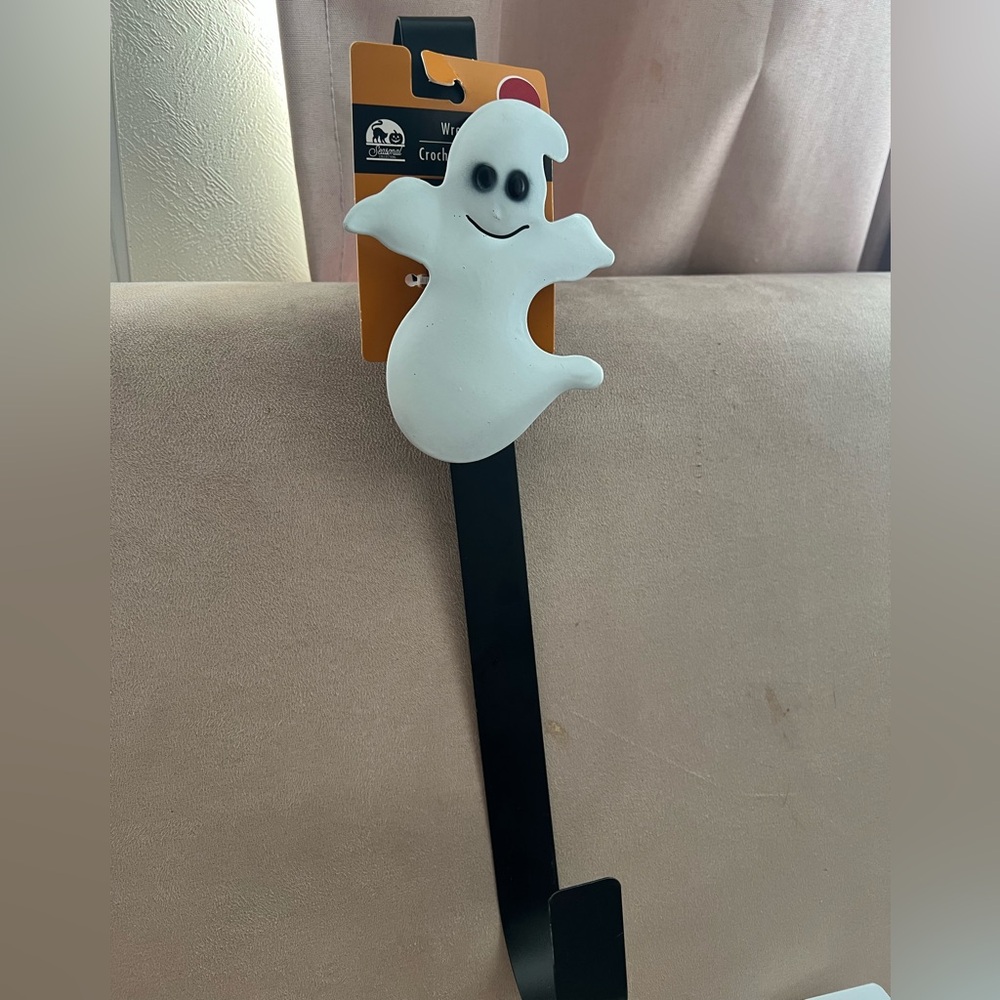 White Ghost wreath holder